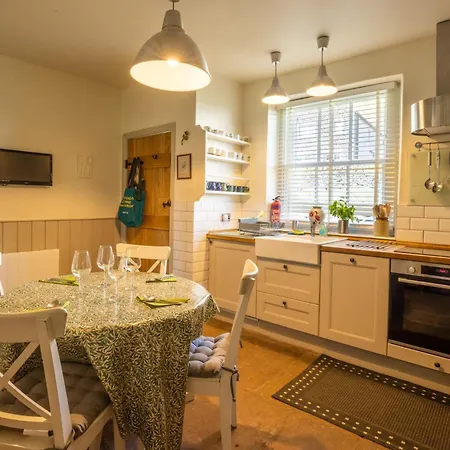 2 Bed In Sz082 *